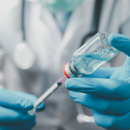 Arzt zieht Impfung auf